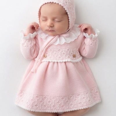 Bebé vestido de rosa com gorro e vestido texturizado de malha