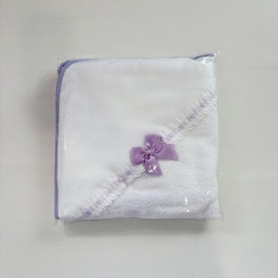 Toalha branca com borda lilás e laço decorativo embalada em plástico