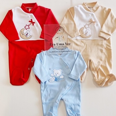 Macacões de bebé em vermelho e branco, bege e branco, e azul claro com bordados