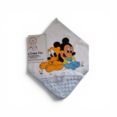 Manta de bebé branca e azul com ilustração de Mickey e Pluto.