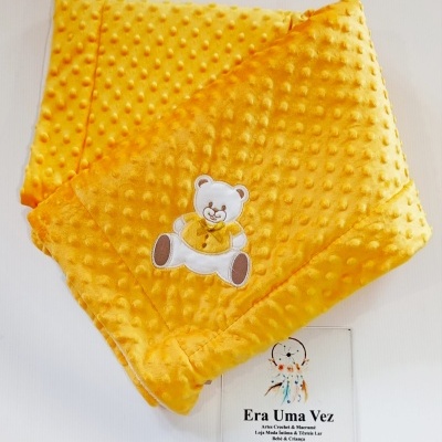 Manta amarela com textura bolinhas e bordado de ursa