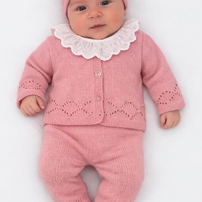 Bebé vestido com conjunto de malha cor-de-rosa e gola branca bordada em fundo branco