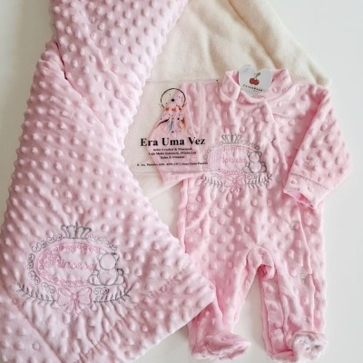 Conjunto rosa para bebé com manta e macacão em tecido aveludado texturizado