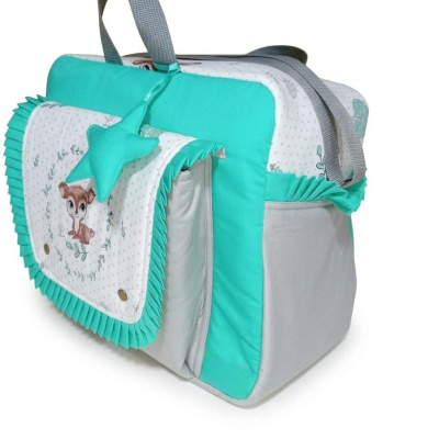 Mala para bebé com tecido branco, detalhes turquesa e bolso com desenho de veado