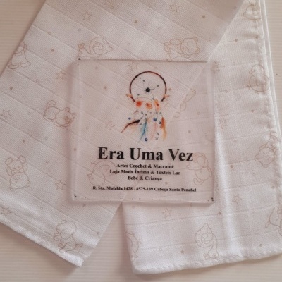 Toalha branca com estampado infantil bege, etiqueta acrílica com texto era uma vez