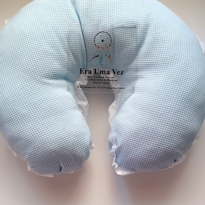 Almofada de apoio de pescoço azul claro com textura tipo rede