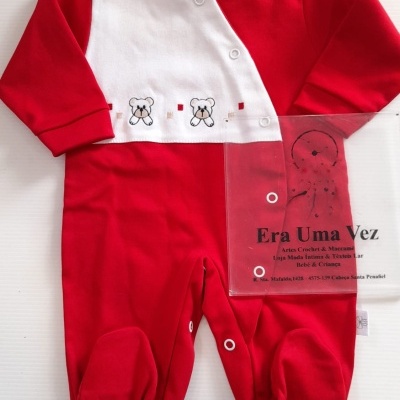 Pijama vermelho e branco para bebé com ursinhos bordados e fechos de pressão.
