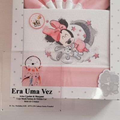 Conjunto roupa bebé rosa com estampa Minnie e embalagem com estrelas cinzentas
