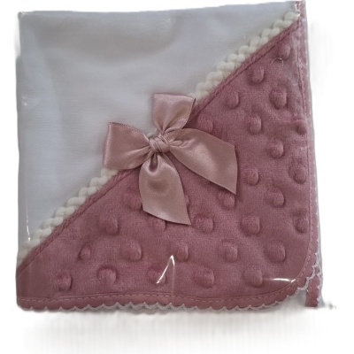 Manta para bebé rosa velho com textura de bolinhas, laço de cetim e acabamento branco com bordado.