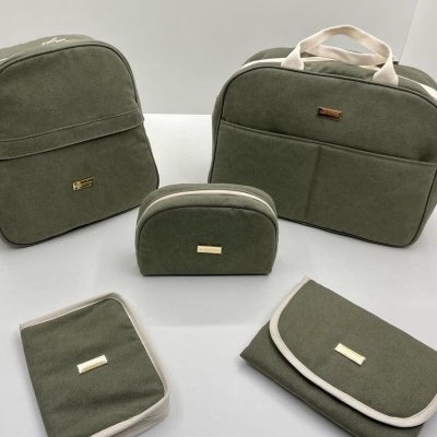 Conjunto de cinco malas em tecido camelão verde com detalhes em bege