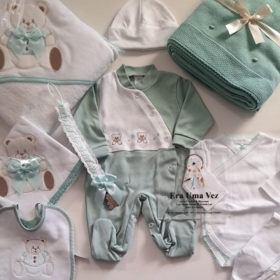 Conjunto roupa de bebé branco e verde-água com ursinhos bordados e manta tricotada.