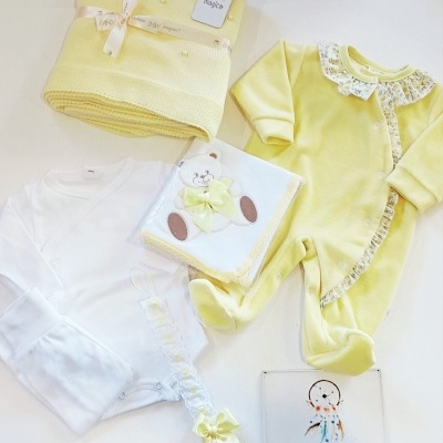 Conjunto roupa bebé amarelo e branco com manta, body, macacão e chupeta com fita amarela