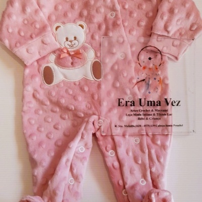 Pijama rosa de bebé com ursinho bordado e botões de pressão