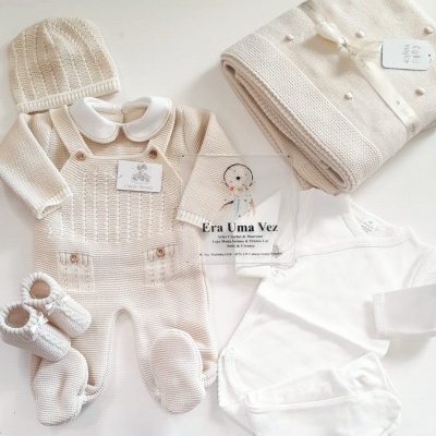 Conjunto de roupa de bebé em malha bege com manta e body branco
