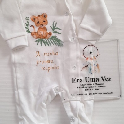 Macacão de bebé branco com desenho de leãozinho e texto em castanho