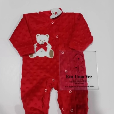 Pijama vermelho de bebé com ursinho branco e laço vermelho