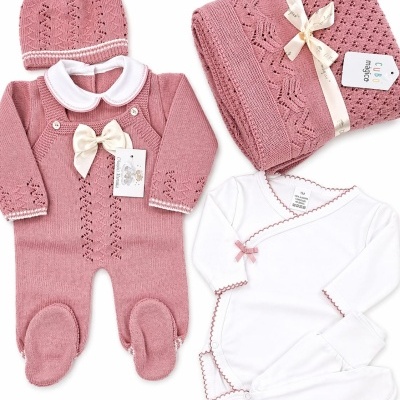 Conjunto de roupa de bebé em rosa com macacão, gorro, manta e body branco
