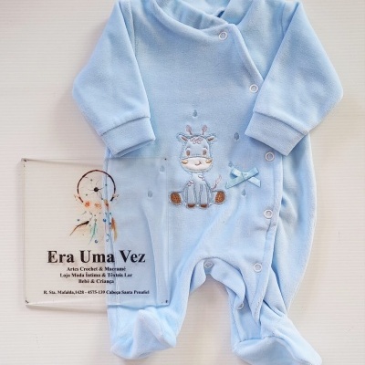 Pijama azul claro para bebé com bordado de girafa e botões de pressão