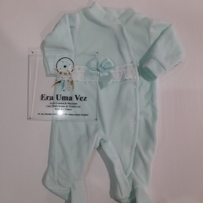 Pijama de bebé azul claro com fechos e renda branca com laço