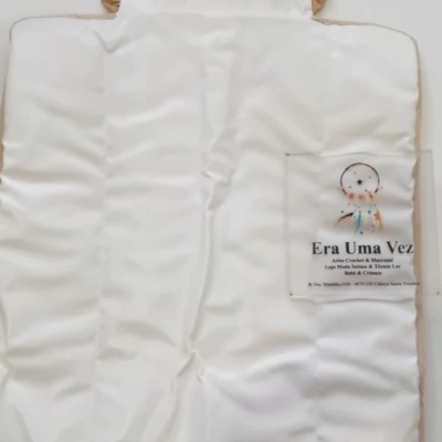 Colchão almofadado branco com bordos bege e bolso transparente com cartão Era Uma Vez