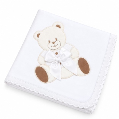 Fralda branca com bordado de urso bege e castanho e laço branco