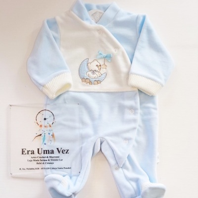 Macacão de bebé azul claro e branco com bordado de ursinho e lua