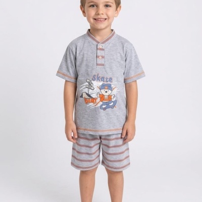 Menino com conjunto infantil cinza e laranja com ilustração de skate