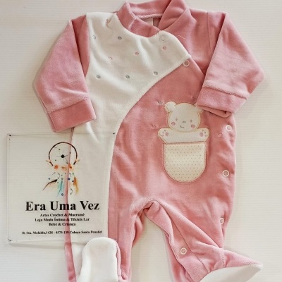 Pijama de bebé rosa e branco com urso e botões de pressão