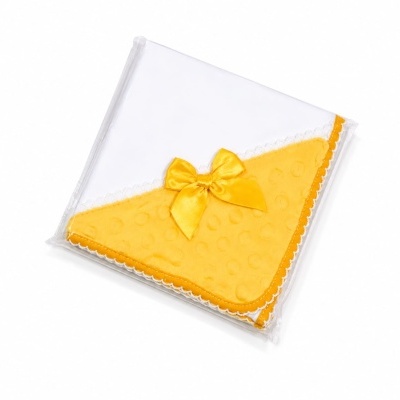 Pano de bebé branco e amarelo com laço em embalagem plástica