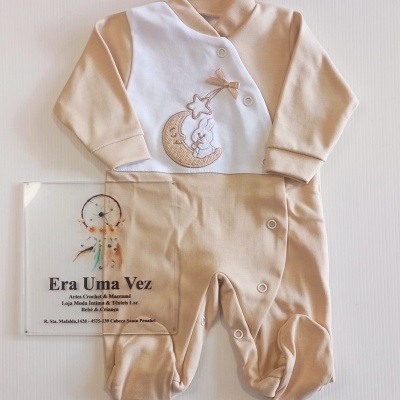 Macacão de bebé bege e branco com desenho bordado de coelho, lua e estrela