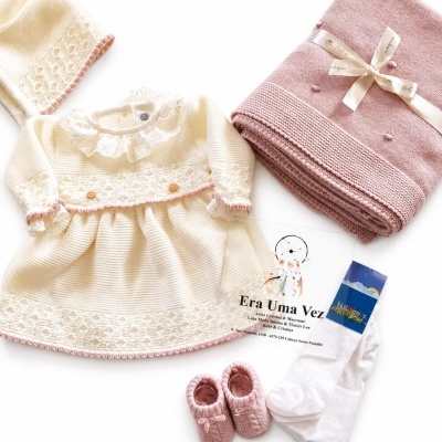 Conjunto para bebé com vestido creme e boina, manta rosa, sapatinhos e meias