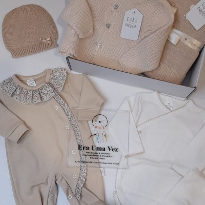 Conjunto de roupa de bebé com fatos, camisola de malha, gorro e body em tons bege e branco