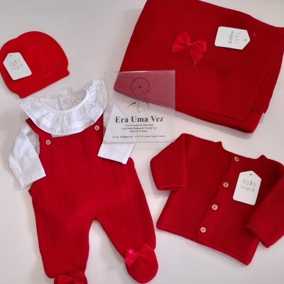 Conjunto de roupa de bebé vermelha com touca, macacão, casaco e manta