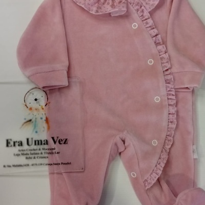 Macacão rosa de veludo para bebé com folhos e botões.