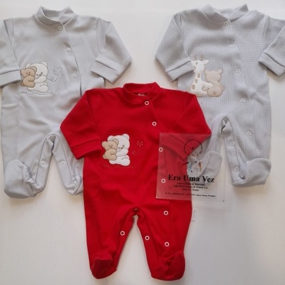 Três macacões de bebé em cinzento e vermelho com ursinhos bordados, sobre fundo branco