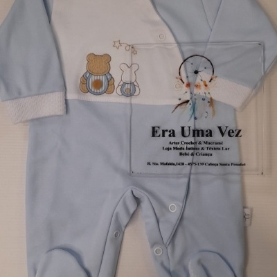 Macacão de bebé azul claro e branco com bordado de ursinho e coelhinho