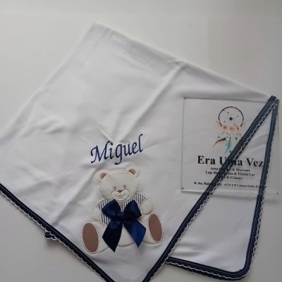 Manta branca para bebé com bordado de ursinho e nome Miguel