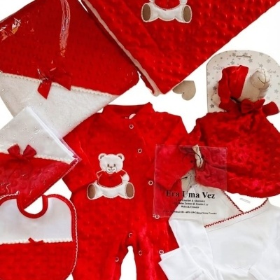 Conjunto vermelho e branco para bebé com ursinho bordado e tecidos texturizados.