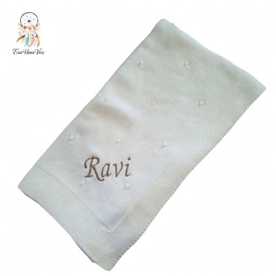 Guardanapo branco de tecido com bordado com o nome Ravi