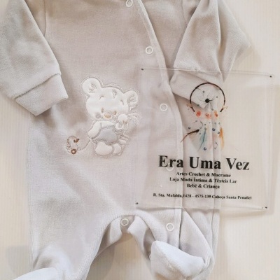 Pijama macacão para bebé cor bege com bordado de urso branco e fecho de pressão.