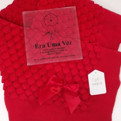 Roupa vermelha de malha com padrão bolhas e laço vermelho