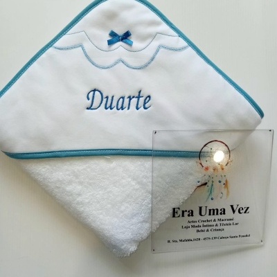 Toalha de bebé branca com capuz bordado e placa promocional
