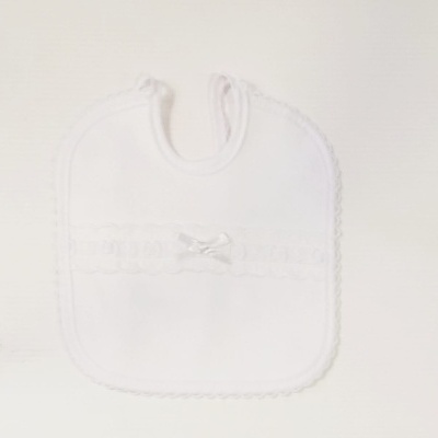 Babete branco para bebé com renda e laço decorativo