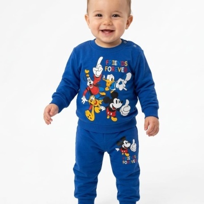 Bebé com conjunto azul de roupas com personagens da Disney e texto FRIENDS FOREVER, com fundo branco.