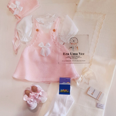 Conjunto de roupa de bebé rosa e branco com manta creme