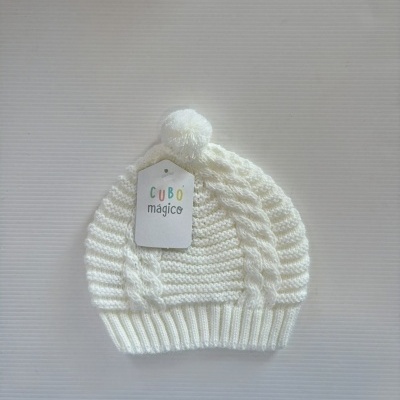 Gorro de malha branca com pompom e etiqueta CUBO mágico