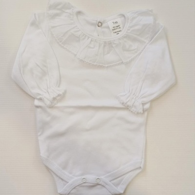 Body branco de bebé com gola folhada e mangas compridas