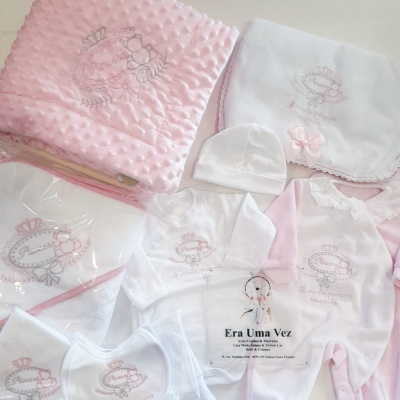 Conjunto de roupa e acessórios para bebé cor-de-rosa e branco bordado com ursinhos e palavra Princesa