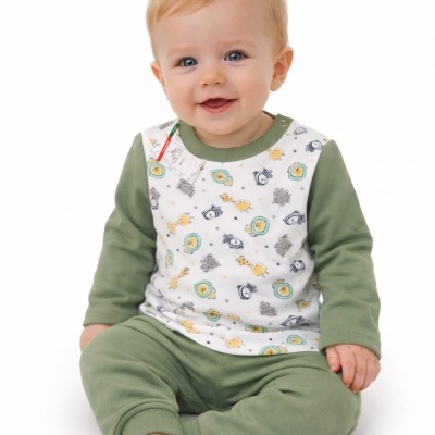 Bebé sorridente sentado com roupa verde e branca estampada