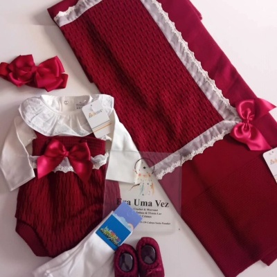 Conjunto bebé com body, macacão, meias, sapatinhos, manta e presilhas de cabelo encarnados e brancos